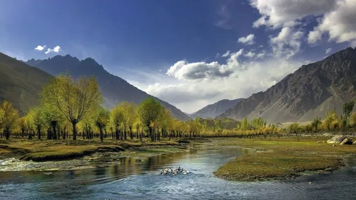 Phander Valley Ghizer — turquoise lake and pine forest
